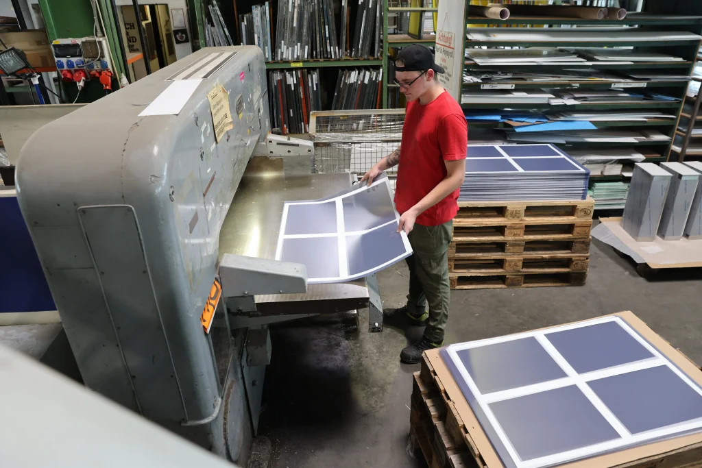 Zu sehen ist die Werbemittelproduktion der Color Technik Werbeschilder GmbH